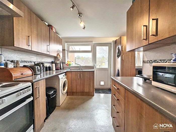 3 Bedroom Terraced House For Sale In Devon Road, Luton, LU2