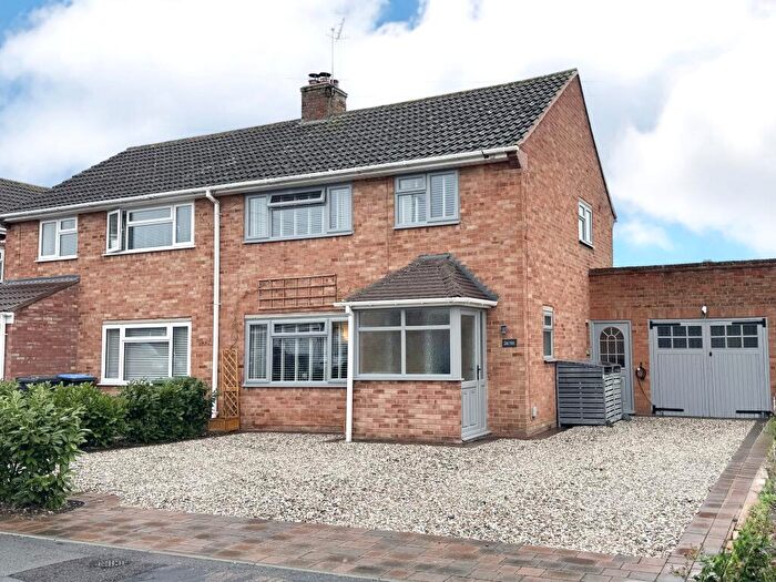 3 Bedroom Semi-Detached House For Sale In Drayton Avenue, Stratford-upon-avon, Warwickshire, CV37