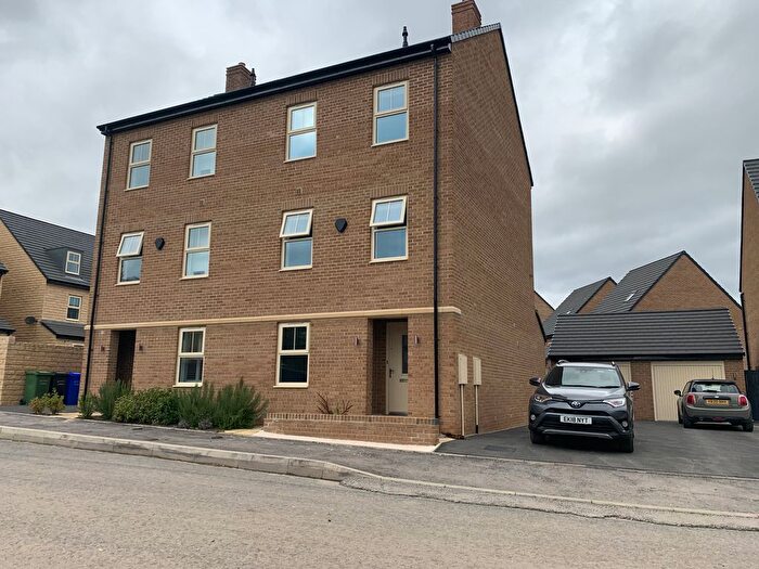 4 Bedroom Semi-Detached House To Rent In Comley Crescent, Chesterfield, S41