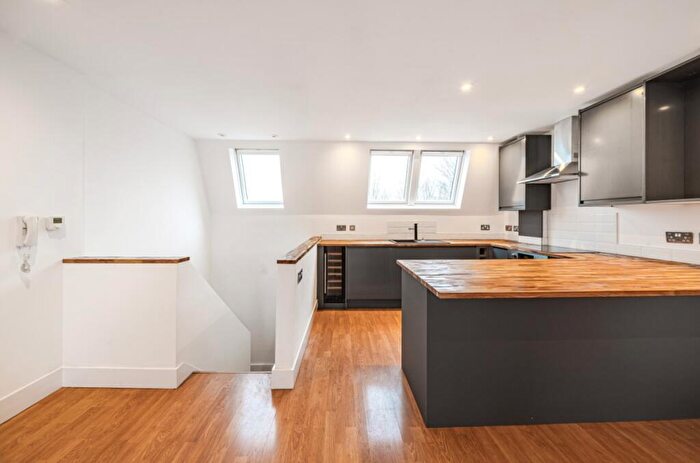 2 Bedroom Flat To Rent In Battersea Park Road, Battersea, London, SW11