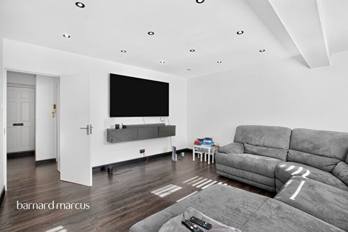 2 Bedroom Flat For Sale In Clayponds Gardens, London, W5