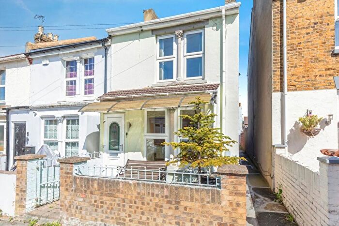 2 Bedroom End Of Terrace House To Rent In Beresford Road, Gillingham, Kent, ME7
