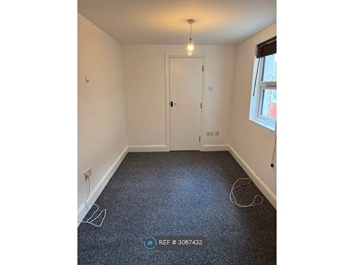 Studio To Rent In Bowes Road, London, N13