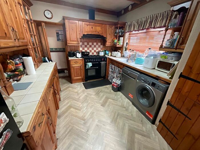 3 Bedroom Detached House For Sale In Stanley Road North, Rainham, Essex, RM13