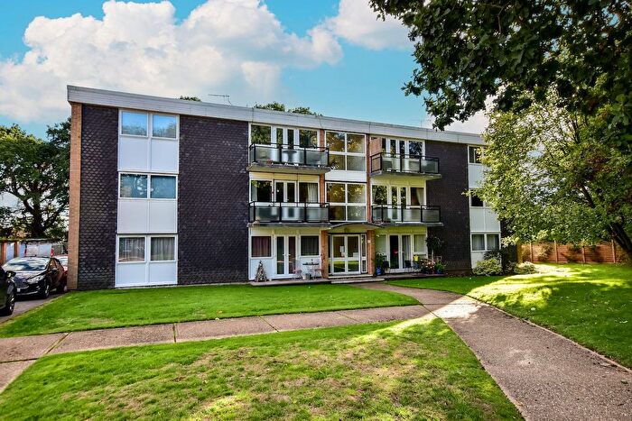 2 Bedroom Flat To Rent In West End Lane, Stoke Poges, SL2