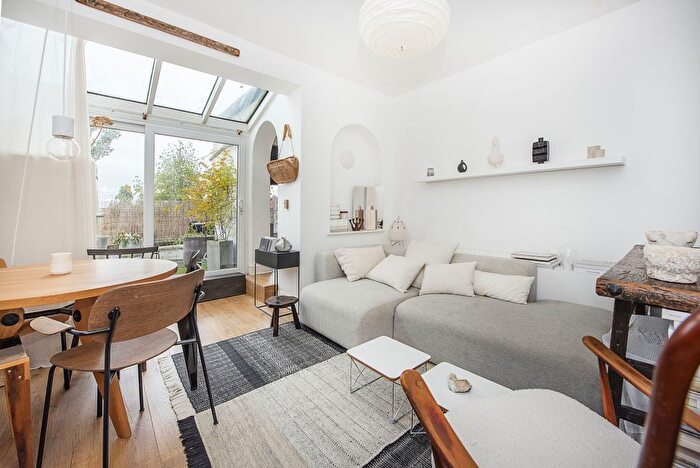 2 Bedroom Flat To Rent In Upper Richmond Road West, London, SW14