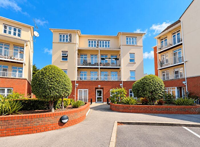 2 Bedroom Flat For Sale In Magdalene Gardens, London, N20
