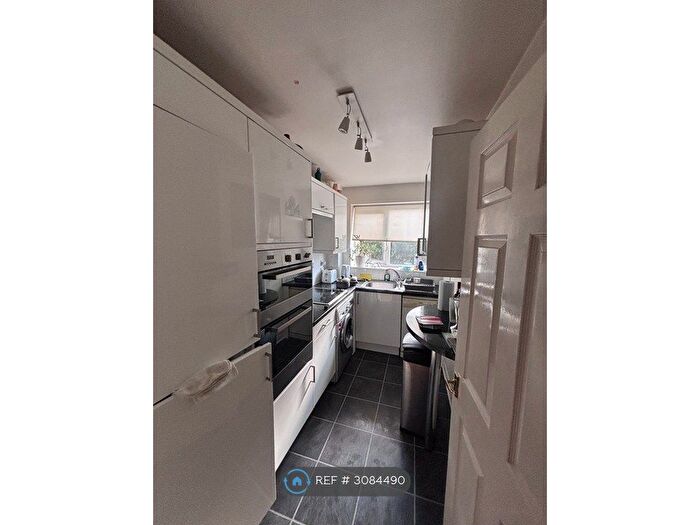 2 Bedroom Flat To Rent In Richmond, Richmond, TW9