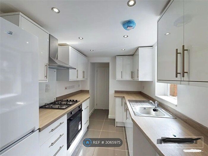 3 Bedroom Terraced House To Rent In Donnington Gardens, Reading, RG1