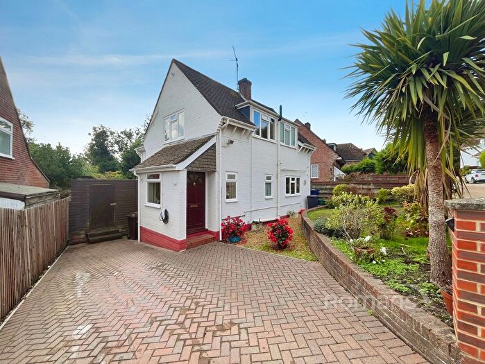 4 Bedroom Detached House For Sale In Santina Close, Farnham, Surrey, GU9