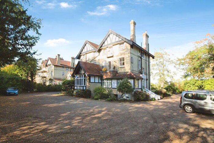 2 Bedroom Flat To Rent In Coopers Hill Lane, Englefield Green, Egham, Surrey, TW20