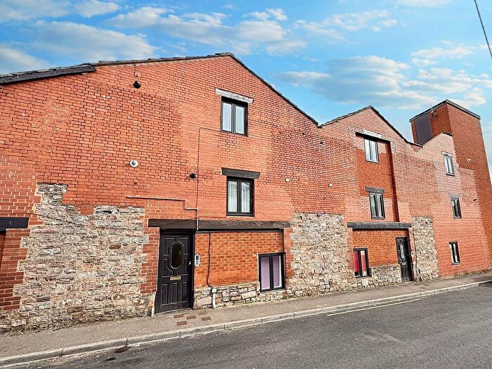 2 Bedroom Flat For Sale In Chapel Street, Tiverton, EX16