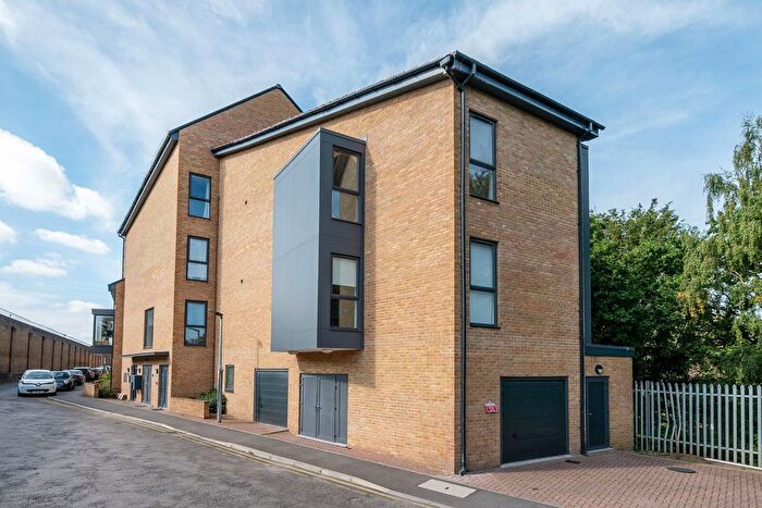 2 Bedroom Flat To Rent In Heathfield Square, Earlsfield, London, SW18