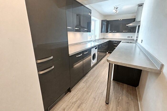 3 Bedroom Flat To Rent In Weybridge, Surrey, KT13