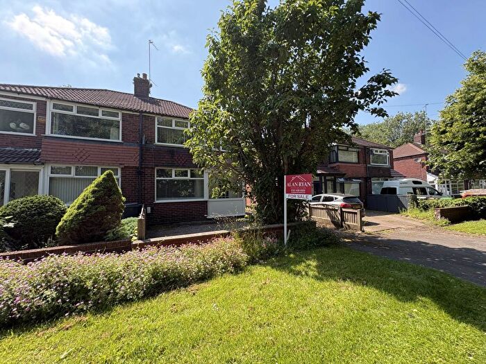 3 Bedroom Semi-Detached House For Sale In Foxdenton Lane, Oldham, OL9