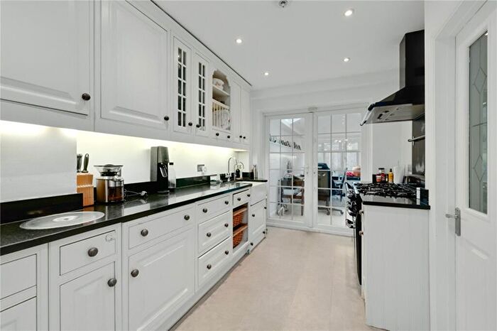 4 Bedroom Mews To Rent In Gainsborough Court, Walton-On-Thames, KT12