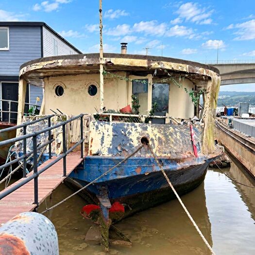 6 Bedroom Houseboat For Sale In Manor Lane, Rochester, ME1