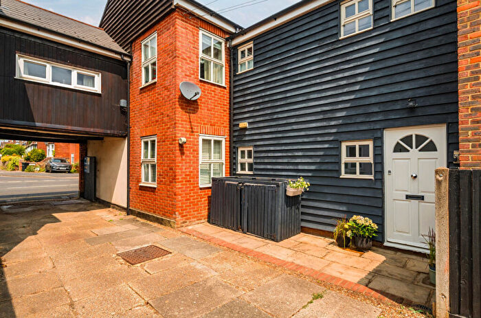 1 Bedroom Flat For Sale In Meadrow, Godalming, Surrey, GU7