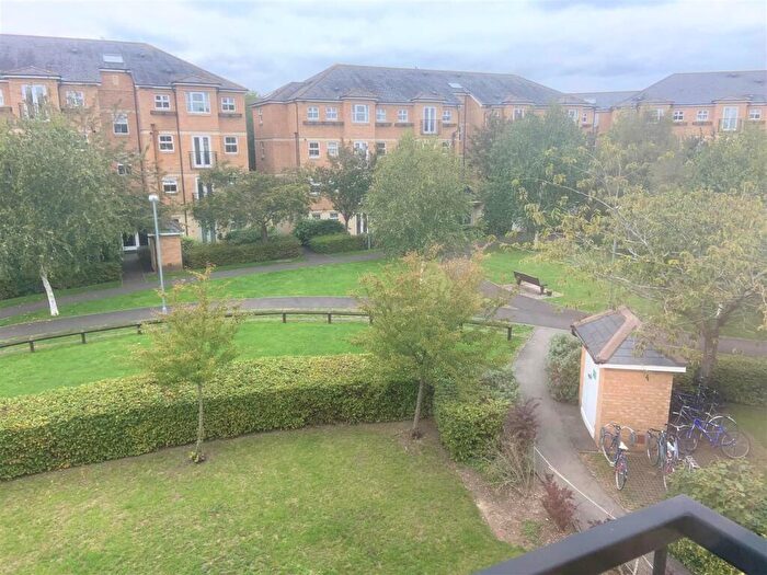 3 Bedroom Flat To Rent In Venneit CloseRoger Dudman WayOxford, OX1