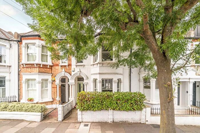 5 Bedroom House To Rent In Grandison Road, Between The Commons, SW11