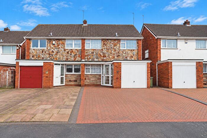 3 Bedroom Semi-Detached House For Sale In Bristol Road, Dudley, DY2