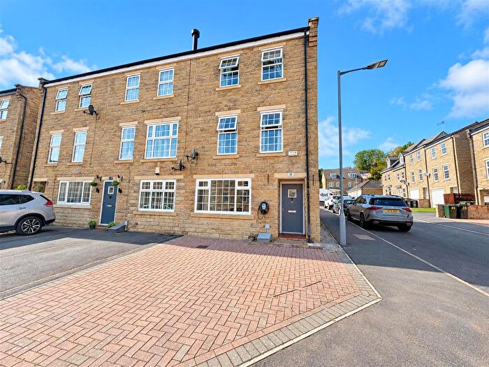 4 Bedroom Town House For Sale In Myers Close, Idle, Bradford, BD10