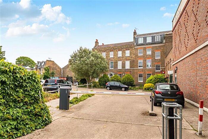Apartment For Sale In , N16