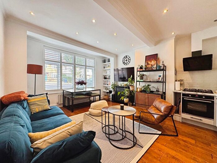 2 Bedroom Flat For Sale In Woodland Way, London, NW7