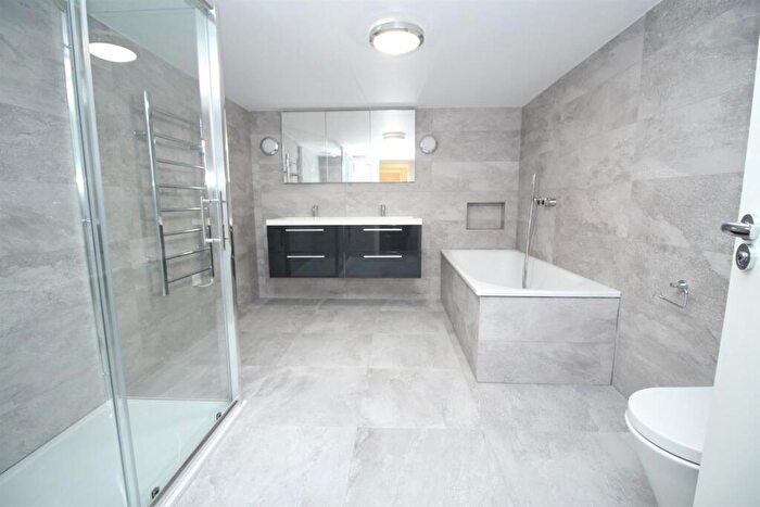 Apartment To Rent In Bank Court, Town Centre, Hemel Hempstead, HP1