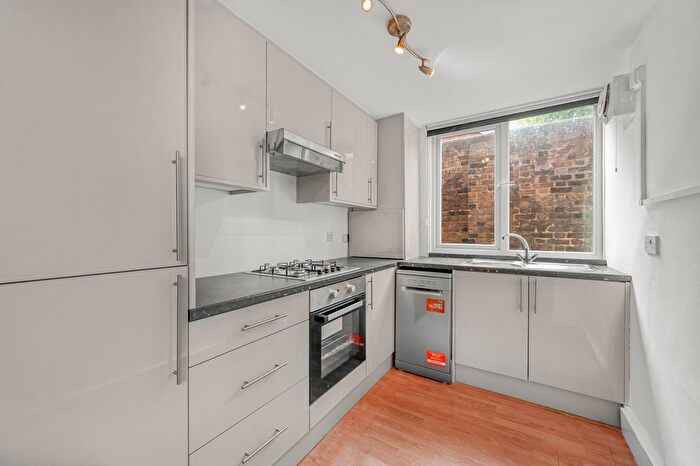2 Bedroom Flat For Sale In Windsor Court, Frogmore, SW18
