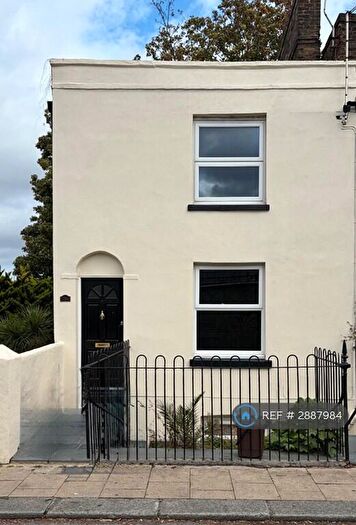 3 Bedroom Maisonette To Rent In Saunders St, Gillingham, ME7