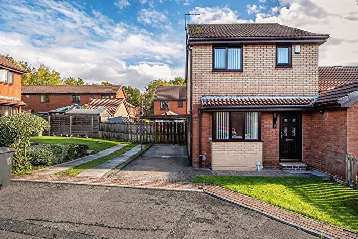 3 Bedroom Semi-Detached House For Sale In Woodside Park Avenue, Horsforth, LS18