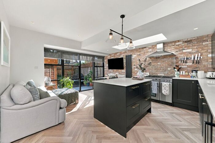 2 Bedroom Flat For Sale In Penwith Road, Earlsfield, London, SW18