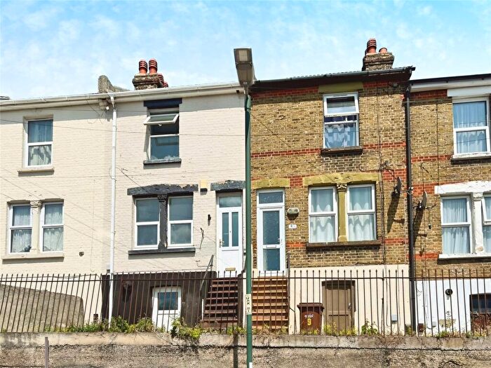 3 Bedroom Terraced House To Rent In Upper Luton Road, Chatham, Kent, ME5