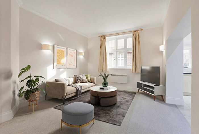 2 Bedroom Flat For Sale In Elizabeth Drive, Banstead, SM7