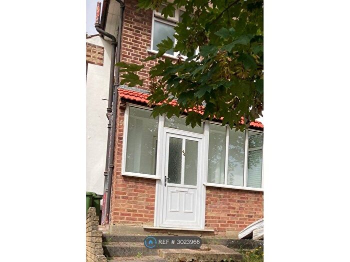 4 Bedroom Semi-Detached House To Rent In The Heights, London, SE7