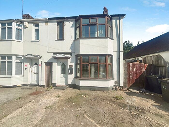 3 Bedroom Semi-Detached House To Rent In Waller Avenue, Luton, Bedfordshire, LU4