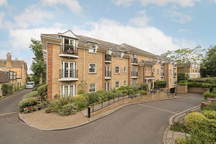 2 Bedroom Flat To Rent In Oatlands Avenue, Weybridge, KT13