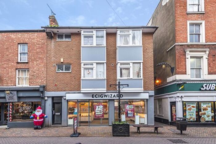 2 Bedroom Flat To Rent In - High Street, Banbury, Oxfordshire, OX16