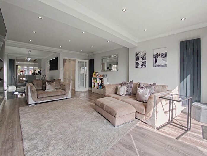 4 Bedroom Semi-Detached House For Sale In Plumberow Avenue, Hockley, SS5