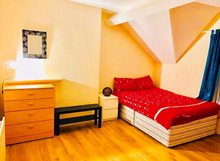 7 Bedroom Double Rooms To Rent In Room, Sandhurst Drive, Belfast, BT9