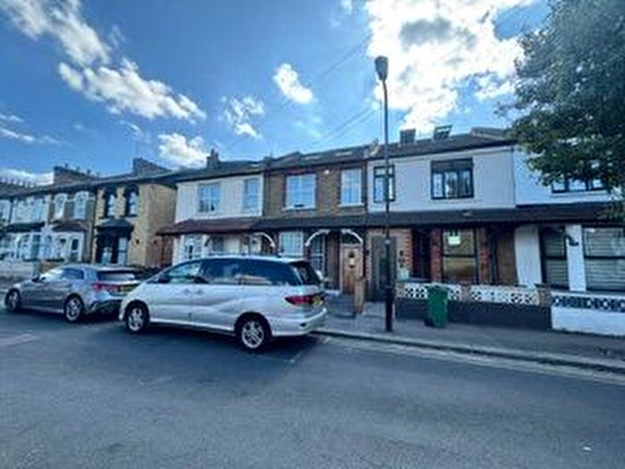 3 Bedroom Flat To Rent In St. Georges Road, Leyton, E10