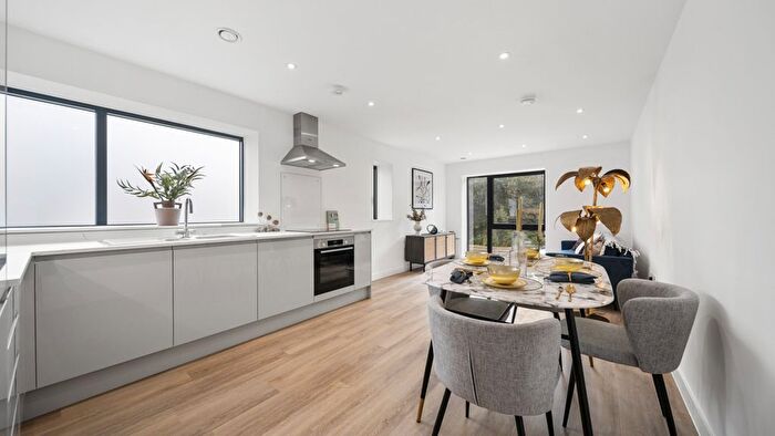 1 Bedroom Flat For Sale In Portsmouth Road, Esher, KT10