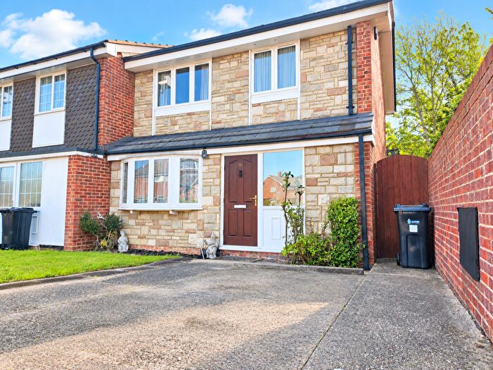 3 Bedroom End Of Terrace House For Sale In Enstone Road, Woodley, Wokingham, RG5