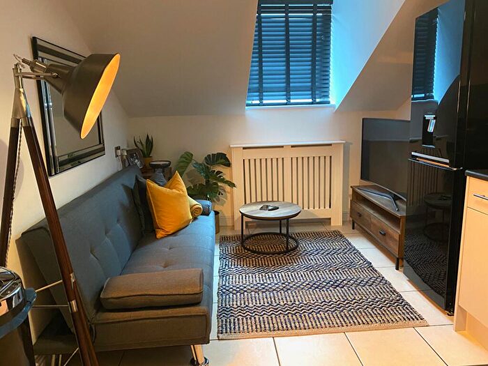 1 Bedroom Flat To Rent In Portland St // Bed Apt // August, LN5