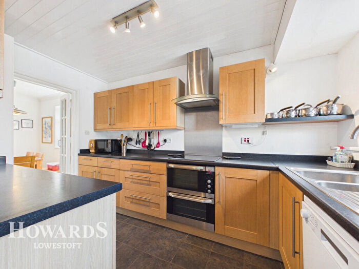 4 Bedroom Detached House For Sale In Orchard Close, Blundeston, NR32