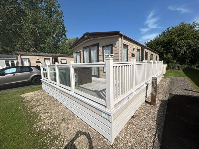 3 Bedroom Park Home For Sale In Hoburne Cotswold, GL7