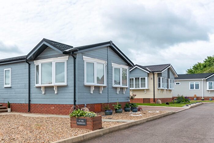 2 Bedroom Mobile/park Home For Sale In Wixfield Park, Great Bricett, Ipswich, IP7