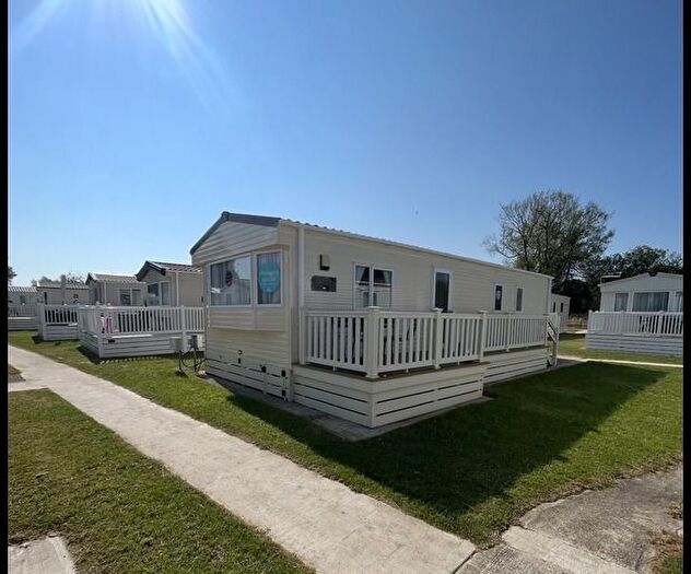 2 Bedroom Mobile/park Home For Sale In Broadway Lane, South Cerney, Cirencester, GL7