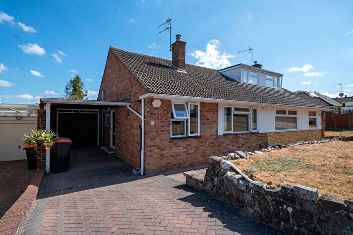 2 Bedroom Bungalow For Sale In Bowland Crescent, Dunstable, Bedfordshire, LU6